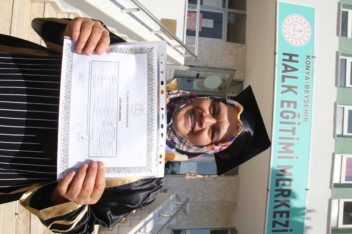 58 yaşında lise diploması aldı, mezuniyet sevincini cübbe giyip kep fırlatarak yaşadı