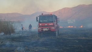 Afyonkarahisar'da yangın: 1000 dekar sazlık alan kül oldu