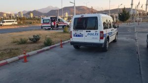 Akaryakıt istasyonunda bıçaklı 'yan bakma' kavgası: 2 yaralı