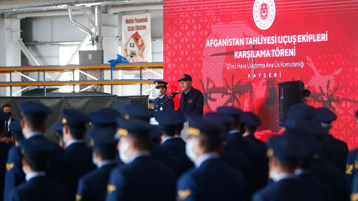 Bakan Akar: Afganistan'dan tahliyelerin başarıyla gerçekleştirilmesi TSK'nın gücünü bir kez daha ortaya koydu