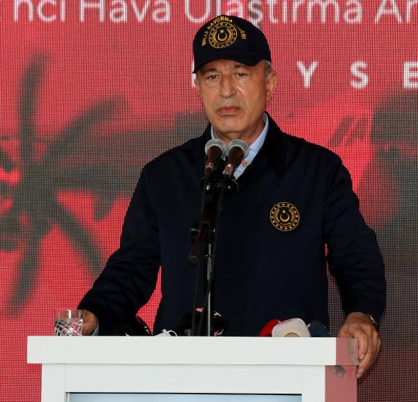 Bakan Akar: Mehmetçik, dünya barışına hizmet etmenin gururuyla sağ salim ülkesine dönmüştür