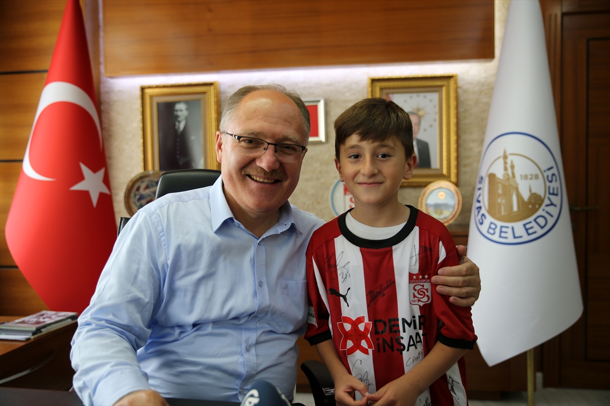 Belediye Başkanı Bilgin'in iknasıyla Sivassporlu olan Muhammed formasına kavuştu