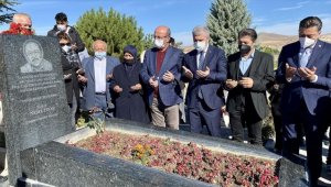 'Bozkırın Tezenesi' Neşet Ertaş Kırşehir'deki mezarı başında anıldı