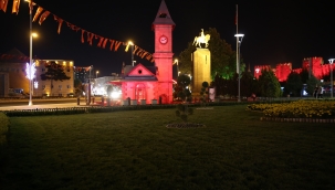 Büyükşehir, DMD hastalığına kayıtsız kalmadı, şehri kırmızıya bürüdü