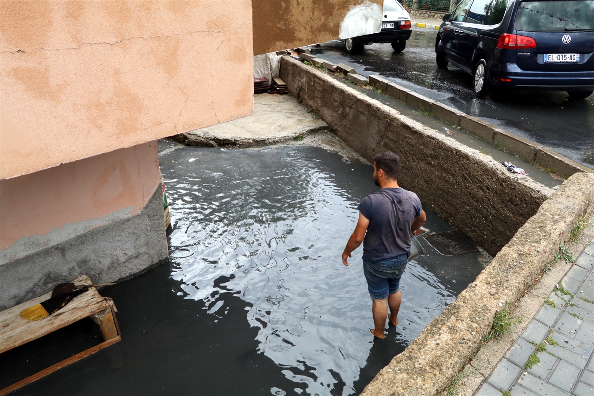 Çankırı'da sağanak nedeniyle bazı ev ve iş yerlerini su bastı