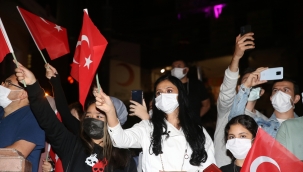 Eskişehir'de Porsuk Çayı'nda botlarla fener alayı düzenlendi