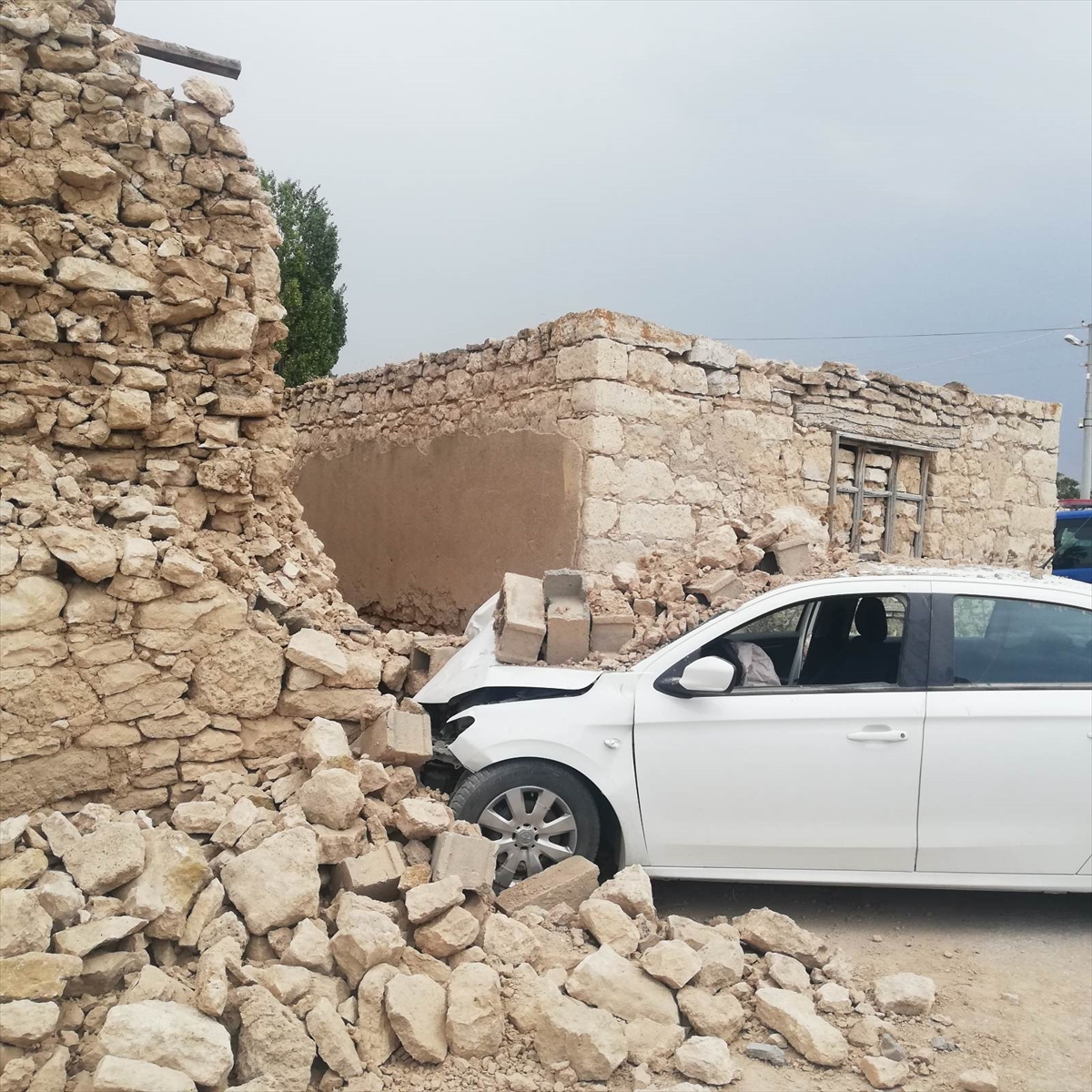 Eskişehir'de direksiyon başında kalp krizi geçirerek aracıyla duvara çarpan sürücü öldü