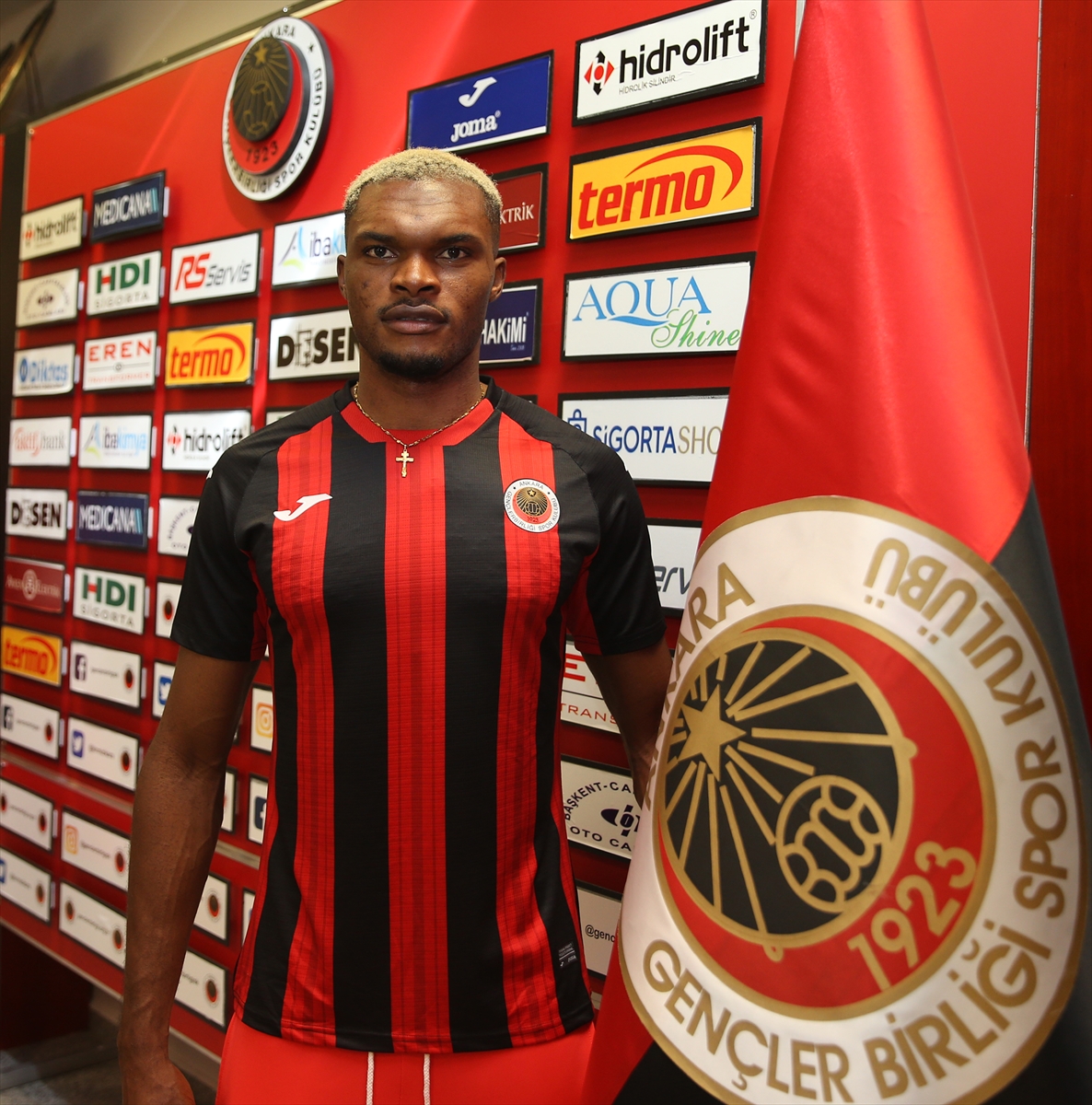 Gençlerbirliği, Nijeryalı forvet Blessing Eleke'yi transfer etti