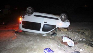 Hafif ticari araç takla attı: 4 yaralı