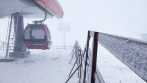 İç Anadolu'nun en yüksek dağı Erciyes'e kar yağdı