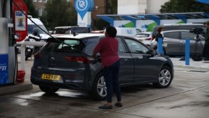 İngiltere'de yakıt krizi kanser hastalarının randevularının ertelenmesine neden oldu