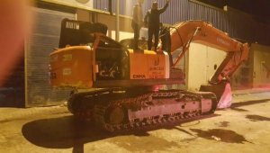 İşten çıkarılan kepçe operatörü, iş makinesi ve iş yerinin güvenlik kulübesini yaktı