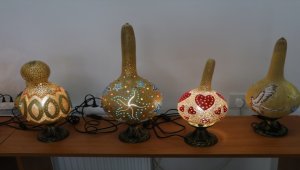 Kadınların gece lambasına dönüştürdüğü su kabakları öğrencilere burs oluyor