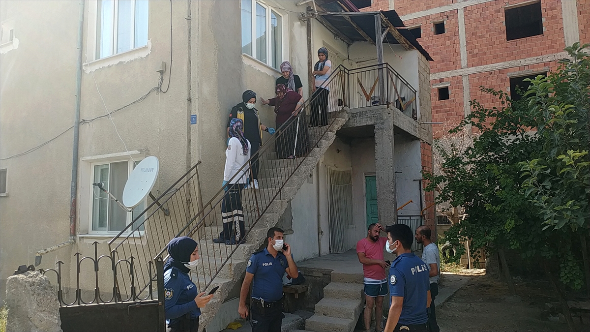 Karaman'da çıkan silahlı kavgada balkonda uyuyan kadın vuruldu