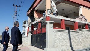 Kaymakam Dönmez ve Başkan Yalçın'dan doğal gaz patlaması yaşanan binada inceleme