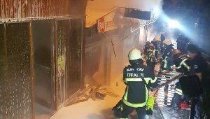 Kayseri'de 3 dükkan ve bir minibüs alev alev yandı
