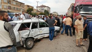 Kayseri'de TIR ile otomobilin çarpıştığı kaza güvenlik kamerasında
