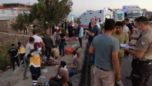 Kayseri'de TIR'ın çarptığı işçi servisinde yaralanan kadın kurtarılamadı