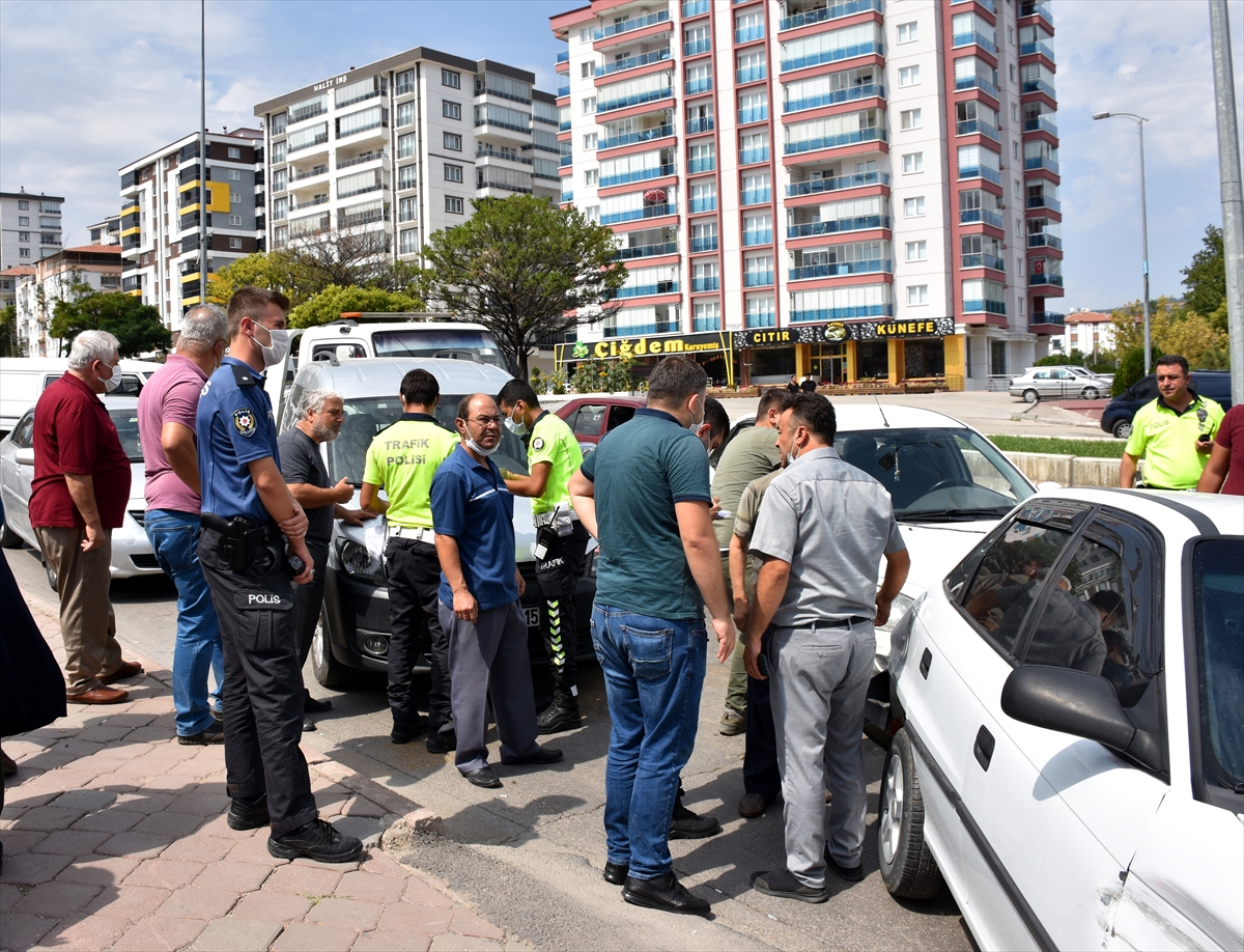 Kırıkkale'de freni boşalan vinç 7 araca çarptı: 2 yaralı