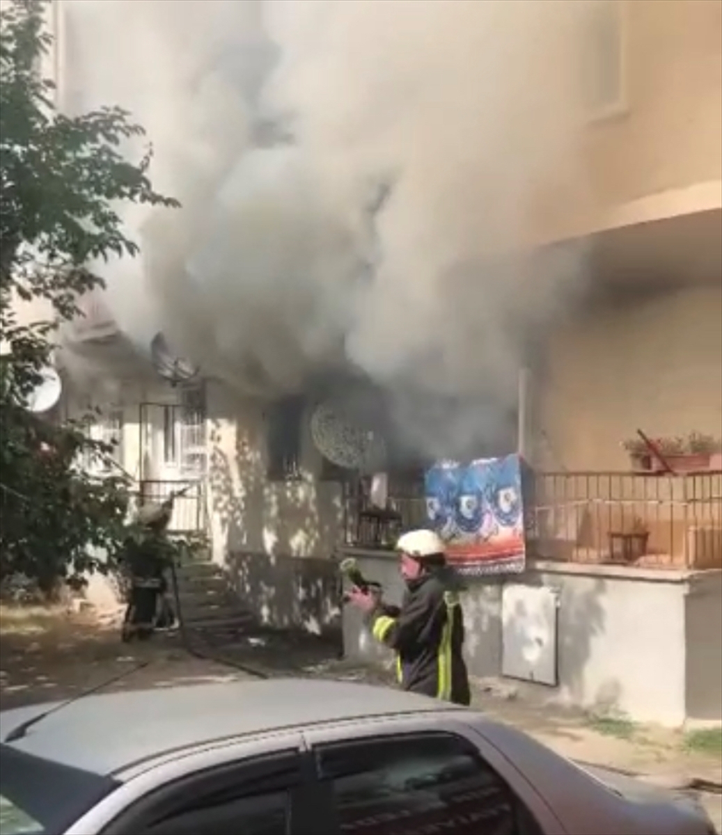 Kırşehir'de apartmanın zemin katında yangın çıktı