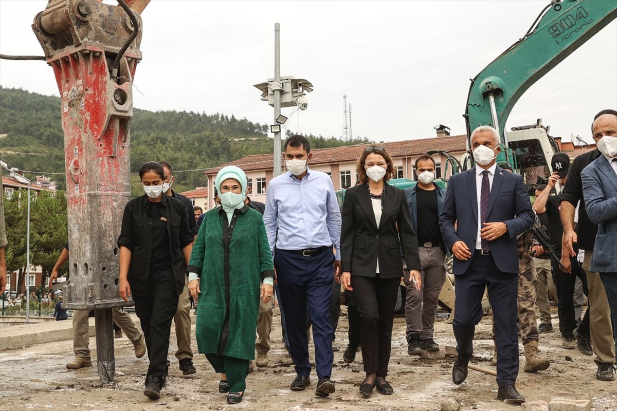 Konya Büyükşehir Belediyesi sel bölgesindeki 500 çocuğa bisiklet hediye etti