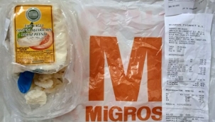 MİGROS'tan aldığı peynirden öyle bir şey çıktı ki gözlerine inanamadı