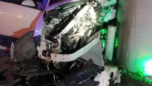 Otomobil, üst geçidin beton ayağına çarptı; Berk öldü, 2 kişi yaralı