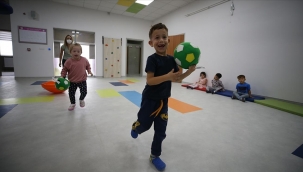 Özel gereksinimli çocuklar 'tersine kaynaştırma' sınıfında arkadaşlarıyla eğlenerek öğreniyor