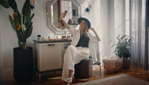 Özge Ulusoy Yeni Reklam Filminde Selfie’lere doyamadı!