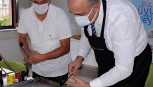 Pandemi servisinde görev yapan sağlık çalışanları, ebru yaparak stres atıyor