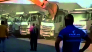 Parasını alamayınca iş makinesi ile amcasının kamyonlarını ezdi