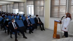 Sağlık meslek lisesi öğrencileri okullarda aşının önemini anlatıyor