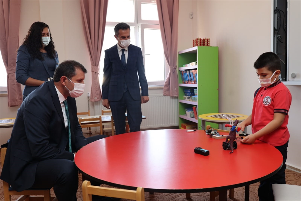 Sivas Valisi Ayhan uyum eğitimine katılan öğrencilerin heyecanına ortak oldu