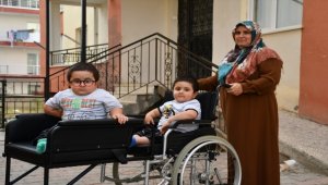 Sivas'ta cam kemik hastası ikizlere özel tekerlekli sandalye üretildi