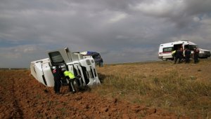 Sivas'ta piliç yüklü tır devrildi: 1 yaralı