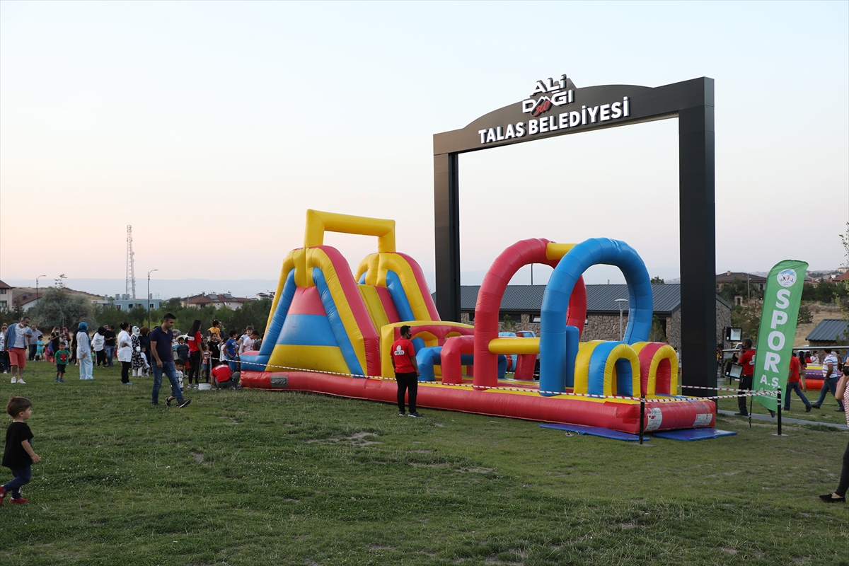 Talas'ta çocuklar şenlikte eğlendi