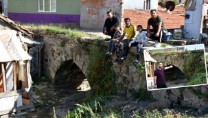 Tarihi Taş Köprü, evler arasında kayboldu