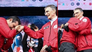 TEKNOFEST'te Selçuk Bayraktar, Aziz Sancar'ın elini öptü!