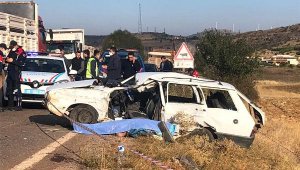 TIR'a çarpan otomobilin sürücüsü öldü, 4 kişi yaralandı