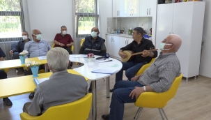 Ulu Çınarlar korosu hem söyledi hem oynadı