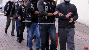 Uyuşturucu şüphelisi, saklandığı halı arkasında yakalandı