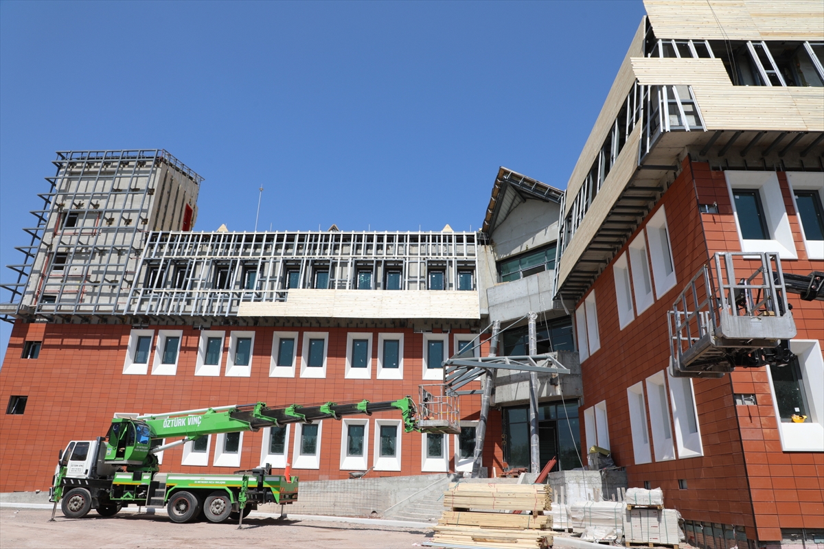 Vali Salih Ayhan, Sivas YHT İstasyonu'nu inceledi