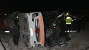 Yolcu otobüsü devrildi: 14 yaralı 