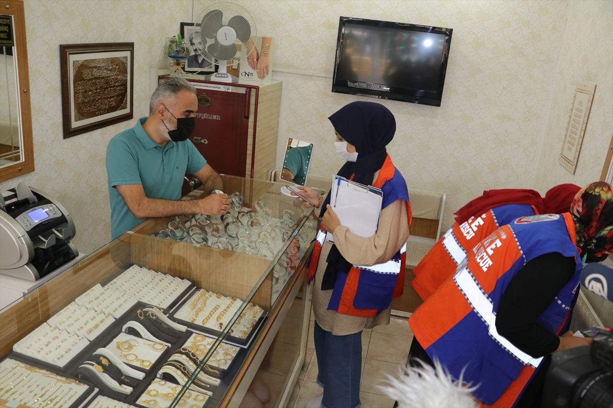 Yozgat'ta sağlık ekipleri esnafa iş yerinde aşı uyguladı