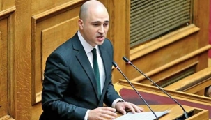 Yunanistan'da bir vekil Yunan olmayan çocukları fişledi