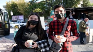 Aksaray Üniversitesi öğrencileri, belediyenin çorba ikramıyla güne başlıyor