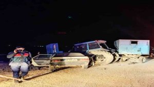 Aksaray'da traktöre çarpan otomobilin sürücüsü öldü 