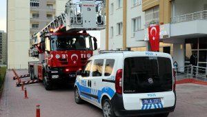 Annesini evlerinde alıkoyan kızı, 3 saatte ikna edildi