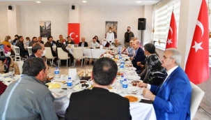 Bakan Soylu, Diyarbakır'da evlat nöbeti tutan ailelerle buluştu