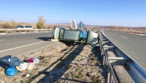 Bariyere çarparak devrilen otomobildeki 3 kişi yaralandı